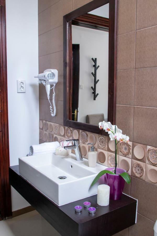 Hotel Floare De Colt Manastirea Humorului Exterior photo